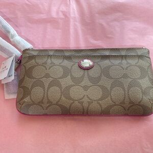 Brand Bew COACH Wristlet. Fuchsia and Brown. Absolutely Beautiful!!  🤎🩷🤎🩷